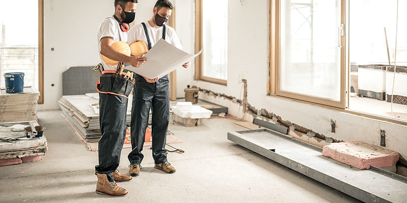 profissionais-de-construcao-com-mascara-em-reforma-interna-divulgacao